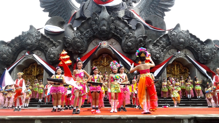 Drum Band Gita Saraswati Ramaikan Panggung Terbuka Garuda Wisnu Serasi