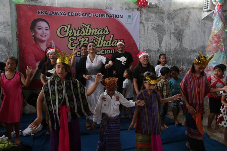 Ultah, Bupati Eka Berbagi Kasih Dengan Anak-Anak