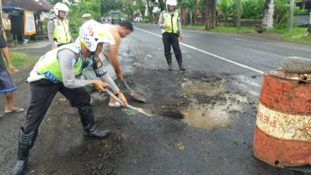 Salut, Cegah Kecelakaan, Sat Lantas Polres Jembrana Tutup Jalan Berlubang