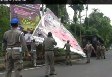 Sat Pol-PP Gianyar Bersihkan Baliho Kadaluarsa