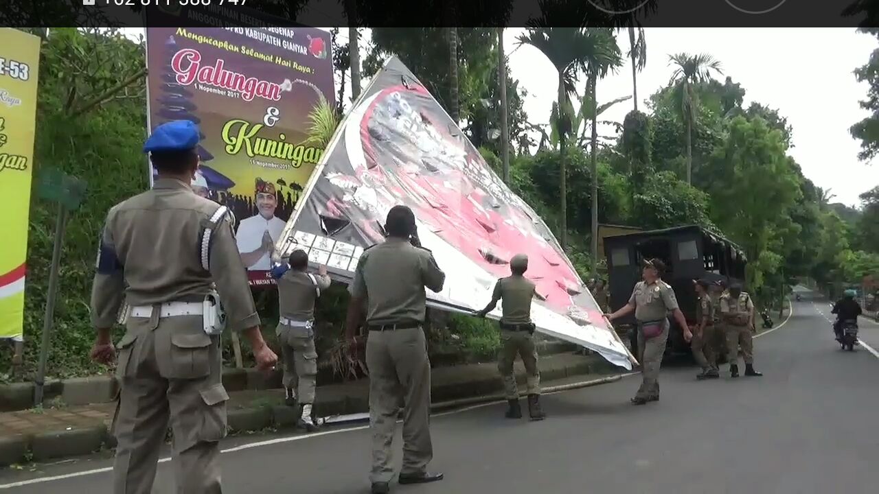 Sat Pol-PP Gianyar Bersihkan Baliho Kadaluarsa