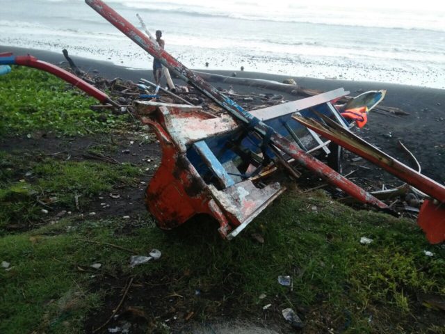 Perahu Diterjang Gelombang, Nelayan Terapung-apung di Perairan Pengeragoan