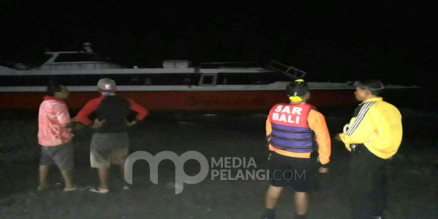 Kerusakan Mesin Fast Boat Kandas di Pantai Bugbug