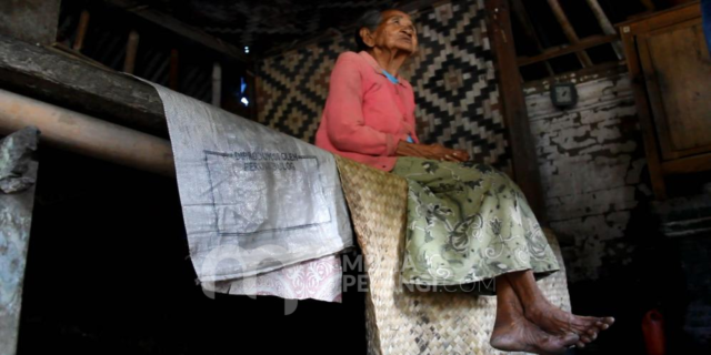 Kisah Nenek Cedek, Hidup Sebatang Kara Tinggal di Rumah Tak Layak Huni