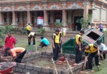 Mohon Keselamatan, Warga Bangun Palinggih di Pos Pengungsian
