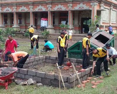 Mohon Keselamatan, Warga Bangun Palinggih di Pos Pengungsian