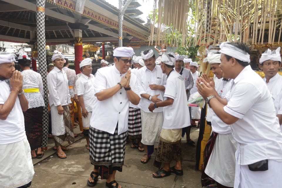 Wakil Bupati Sanjaya Sembahyang Bersama di Pura Luwur Pedengenan