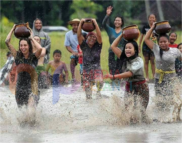 Bersatu Dengan Air, Desa Suwat Gelar Festival Air Yang Ketiga