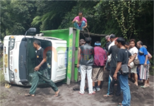 As Patah, Truk Terguling di Bangbang Lalu lintas Tersendat