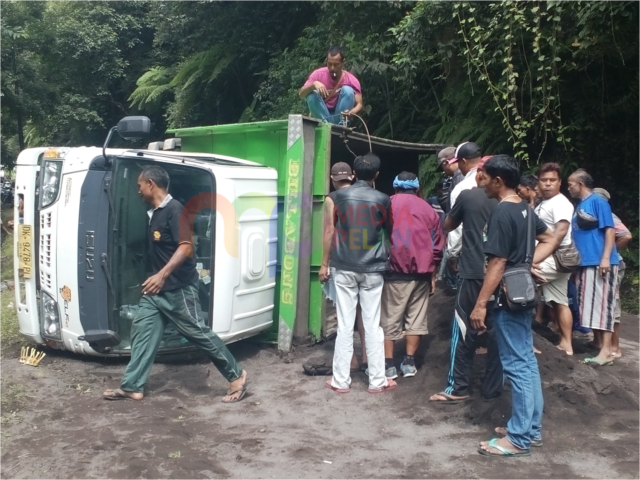 As Patah, Truk Terguling di Bangbang Lalu lintas Tersendat