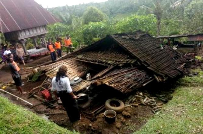 Kasihan, Diterjang Hujan Rumah Nengah Winarta Ambruk Jadi Puing