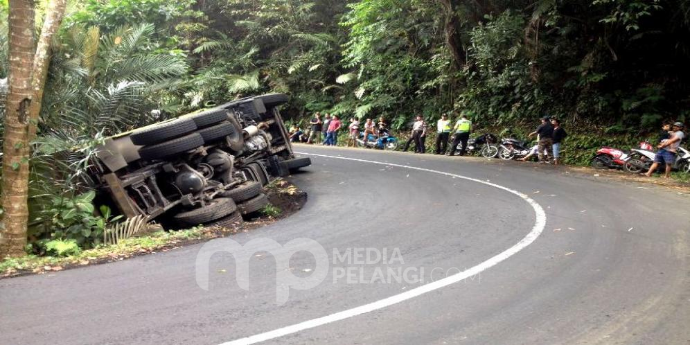 Truk Pengangkut Pasir Terguling di Kebun Salak