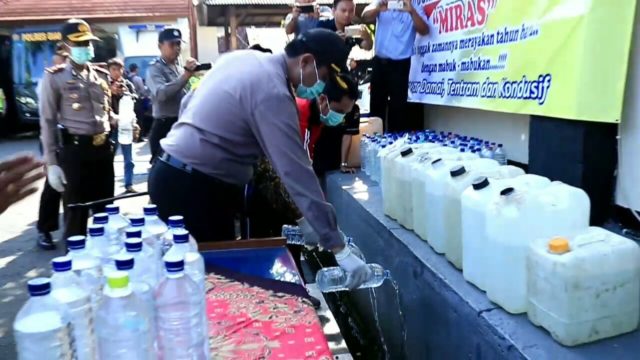 Hasil Operasi Cipkon 2017, Polres Gianyar Musnahkan Ratusan Liter Miras