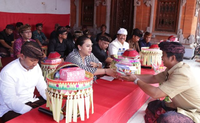 Bupati Eka Hadiri Ngaben Masal,Tekankan Persatuan dan Semangat Gotong Royong