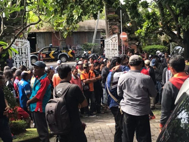 Tuntut Masuk Terminal Ubung, Ratusan Awak Bus AKAP Demo Dishub Bali