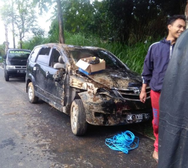 Sopir Ngantuk, Avansa Terperosok ke Kebun