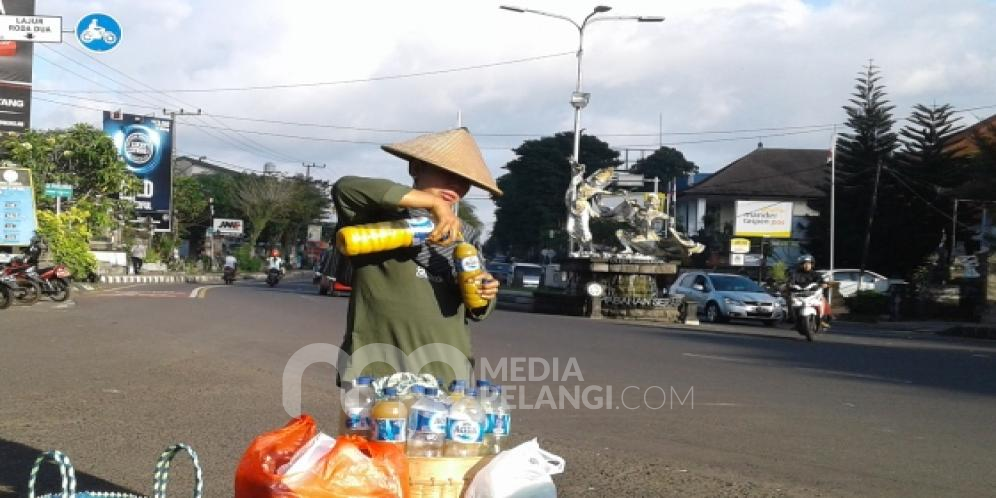 Laris Manis, 24 Tahun Setia Jualan Jamu Gendong