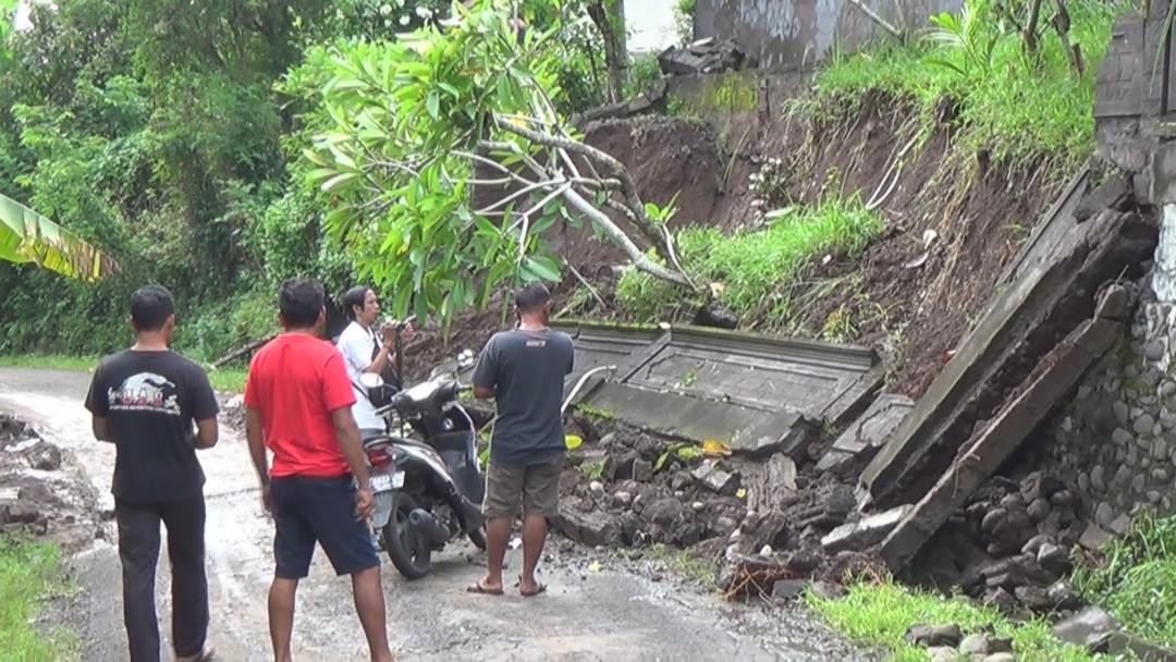 Longsor di Dusun Munduk Anggrek, Rumah Ketut Tunas Nyaris Ambrol