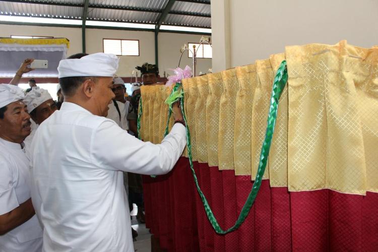 Bupati I Made Gianyar Resmikan Los Pasar Kayuamba