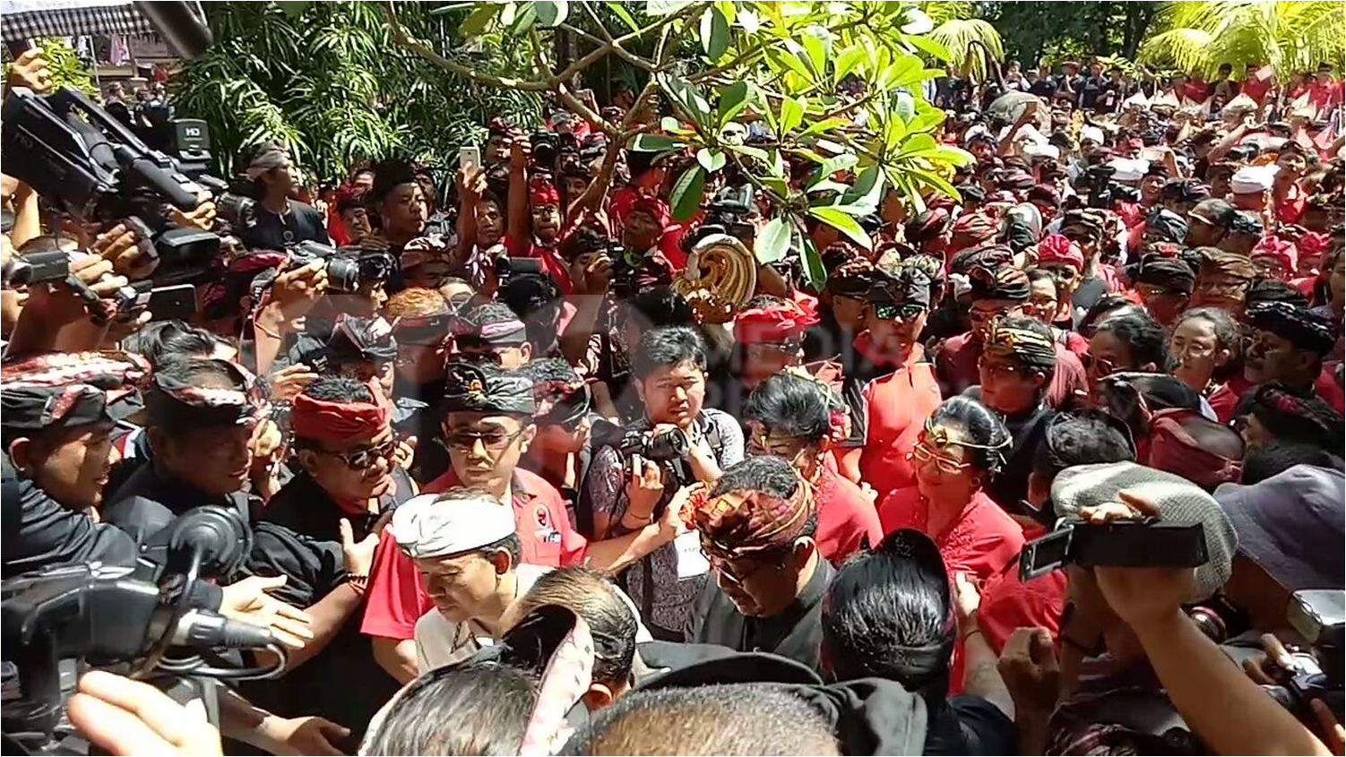 Diawali Sembahyang Bersama Koster-Ace Mendaftar Ke KPU Bali