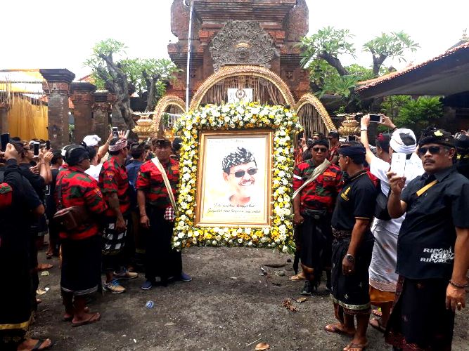 Pelebon adhi putra 1 500 Prosesi Ngaben Ngewangun Sang Patriot Almarhum IGK Adhiputra Berjalan Lancar