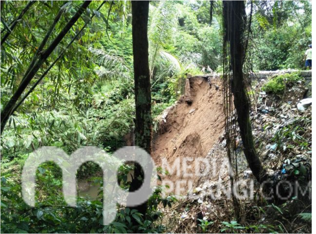 Akibat Longsor Akses Jalan Dua Desa di Tegallalang Terputus