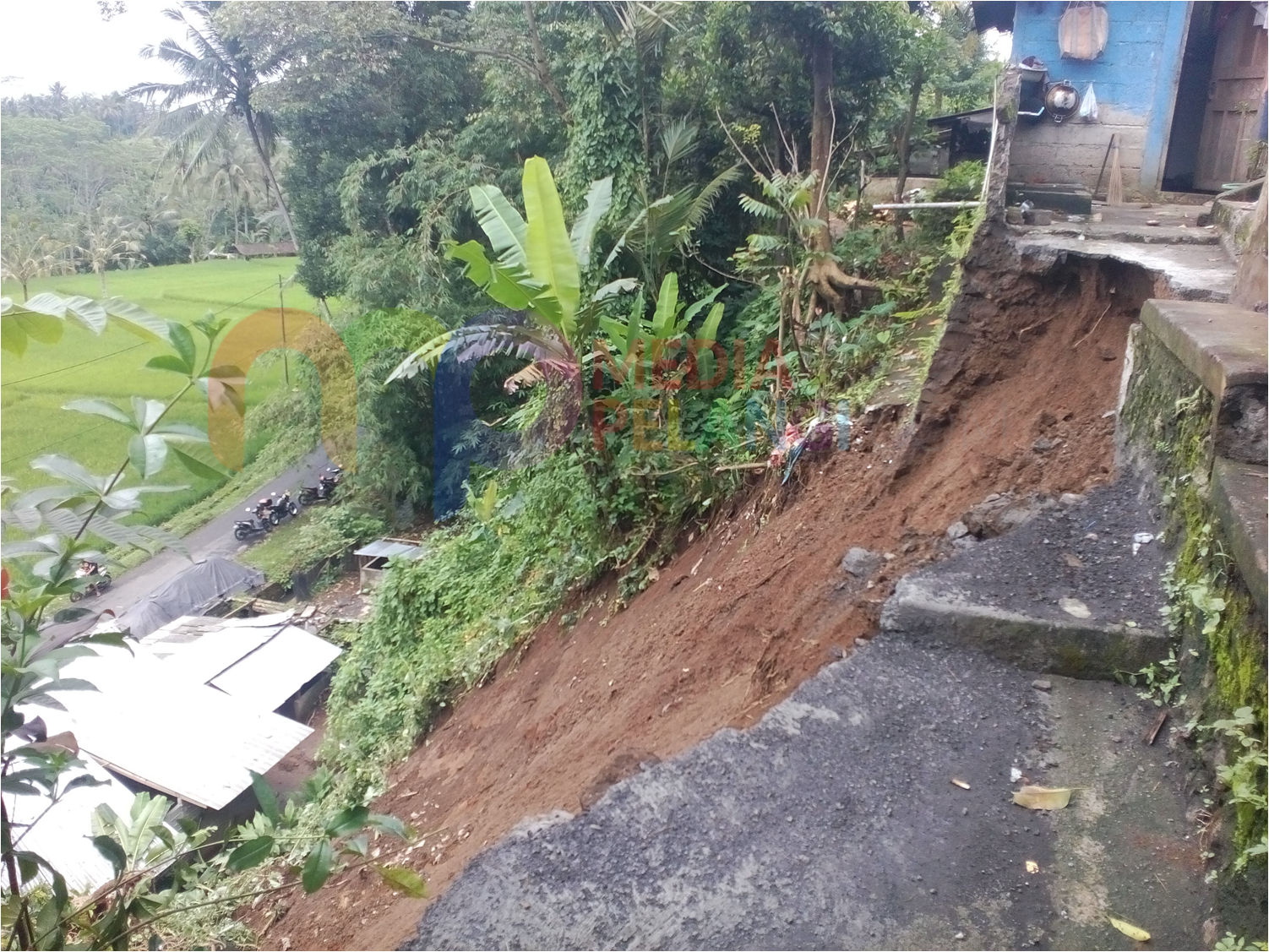 Tebing Longsor Tutupi Akses Jalan, 12 KK Terisolasi