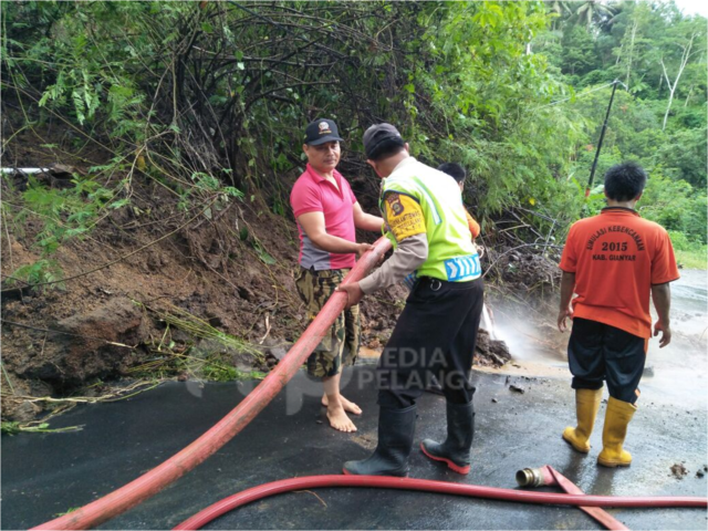 Tebing 15 Meter Longsor Tutup Akses Jalan di Tegallalang