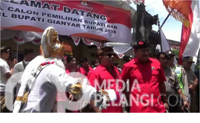 Ribuan Massa Pedukung Paket AMAN Antar Daftar Ke KPU Gianyar