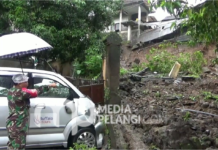 Tertimbun Longsoran 5 Kendaraan Ringsek