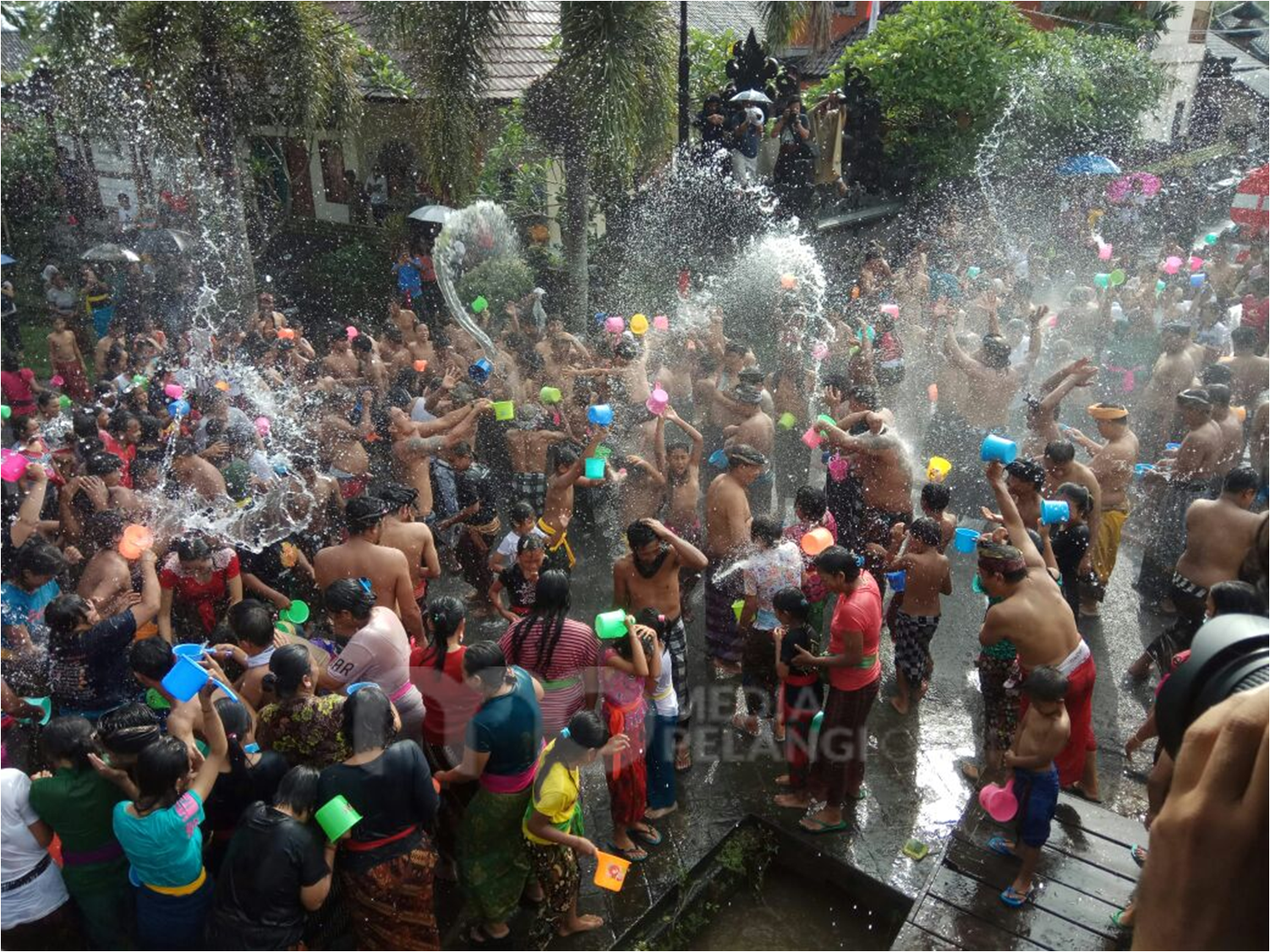 Desa Suwat Awali Tahun Baru 2018 dengan “Perang Air”
