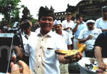 Bagi-Bagi Buah, Aksi Spontanitas Sudikerta Ditengah Demo Tolak Reklamasi