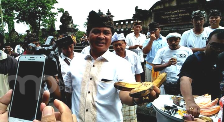 Bagi-Bagi Buah, Aksi Spontanitas Sudikerta Ditengah Demo Tolak Reklamasi