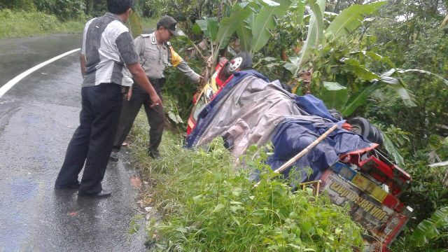 Patah As Roda, Truk Terguling di Jegu