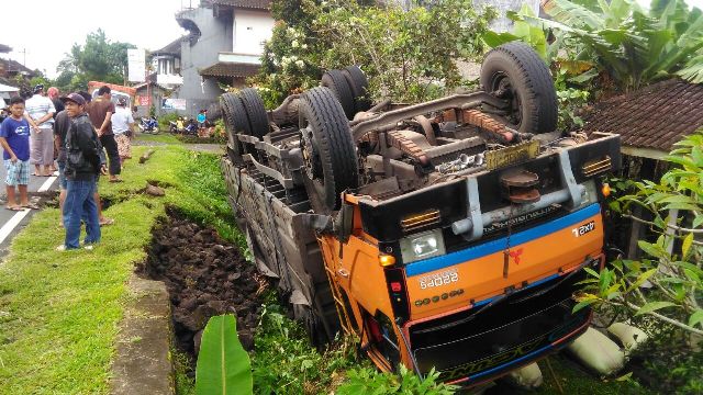 Loh…Baru Parkir Tiba-tiba Truk Terguling