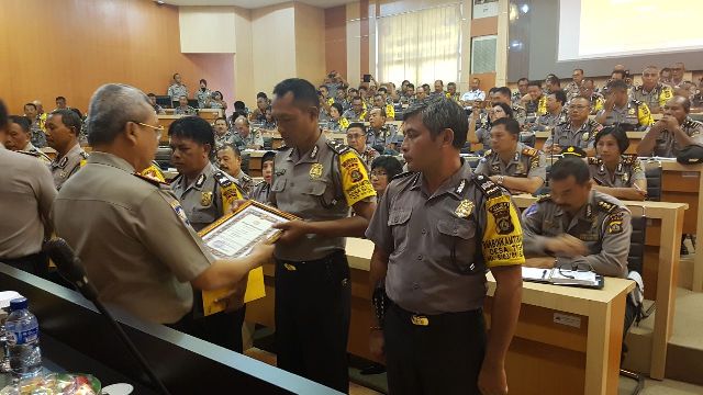 Dua Personel Bhabinkamtibmas Polres Jembrana Terima Penghargaan Dari Kakor Binmas Polri