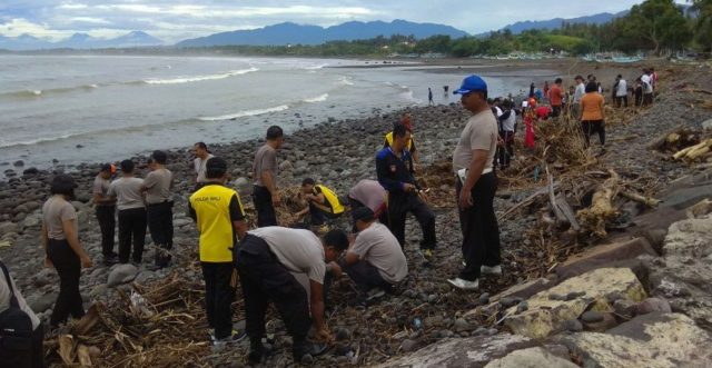 Polsek Pekutatan Bersihkan Sampah Pantai Medewi