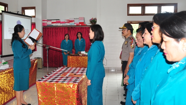 Ny. Rai Wahyuni Sanjaya Lantik Ketua TP PKK Kecamatan Selemadeg