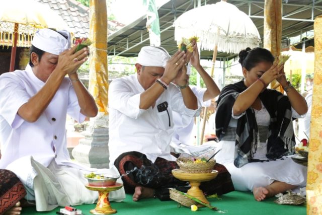 Bupati Eka Hadiri Pemlaspasan di Pura Puseh Batuaji Kawan