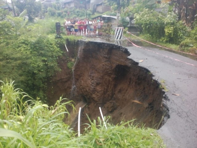 Jalan di Sulahan Nyaris Putus Akibat Longsor