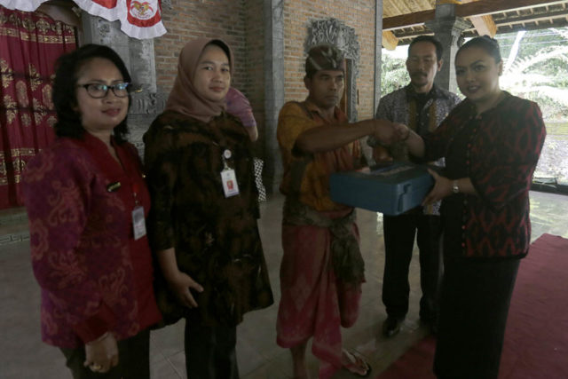Bupati Eka : Motivasi untuk Berdikari,13 Kelompok Usaha RTM Terima Alat Bantu dari Kemen Desa PDT