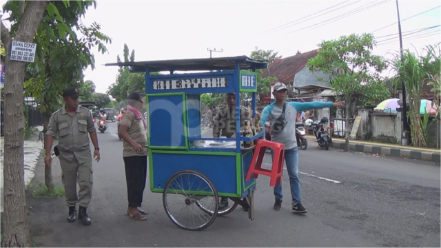 Melanggar, Satpol PP Tertibkan PKL di Jembrana