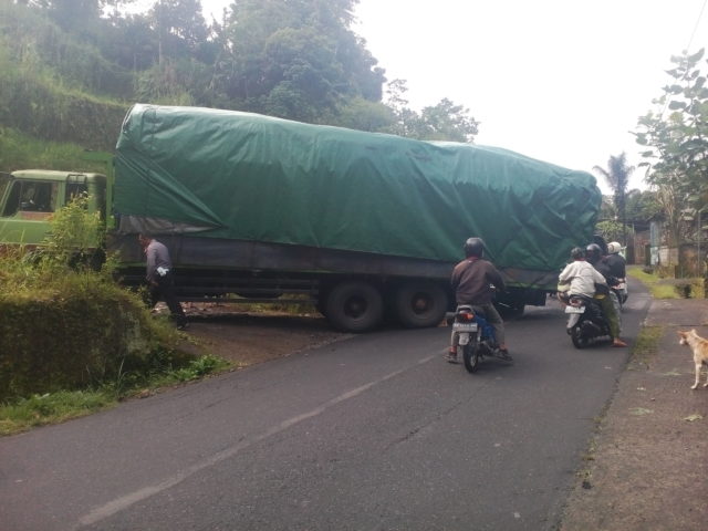 Patah As, Truk Muatan Pakan Ternak Melintang di Jalur Susut-Bangli