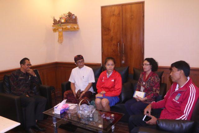 Sekdakab Gianyar, I Made Gede Wisnu Wijaya Lepas Atlet Basket Putri Gianyar Berlaga di Internasional