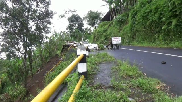 Curah Hujan Tinggi, Jalan Penghubung Dua Desa Ambrol