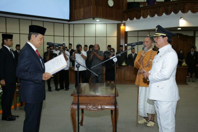 Gubernur Pastika Lantik Rochineng Jadi Penjabat Bupati Gianyar