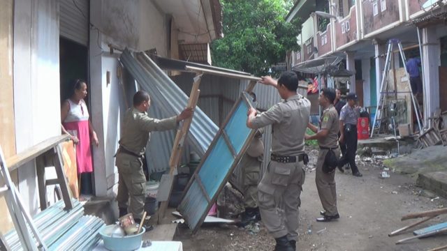 Membandel, Puluhan Bangunan Kumuh Dipertokoan Pelabuhan Gilimanuk Dibongkar