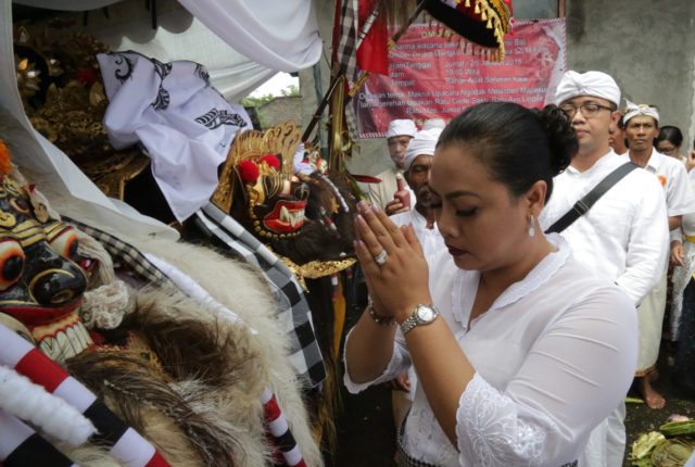 Bupati Eka Hadiri Pemlaspasa Tapakan Banjar Pekraman Satusan Kaja, Selemadeg