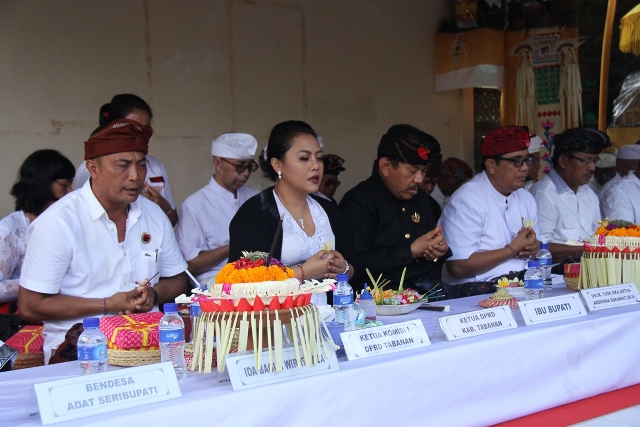 Bupati Eka Hadiri Karya Ngenteg Linggih di Pura Dalem Seribupati