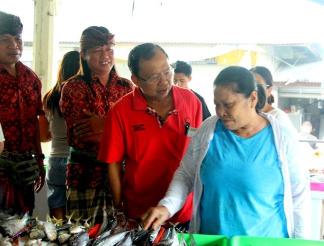 Kunjungi Pasar, Warga ‘Todong’ Koster Pendidikan dan Kesehatan Gratis